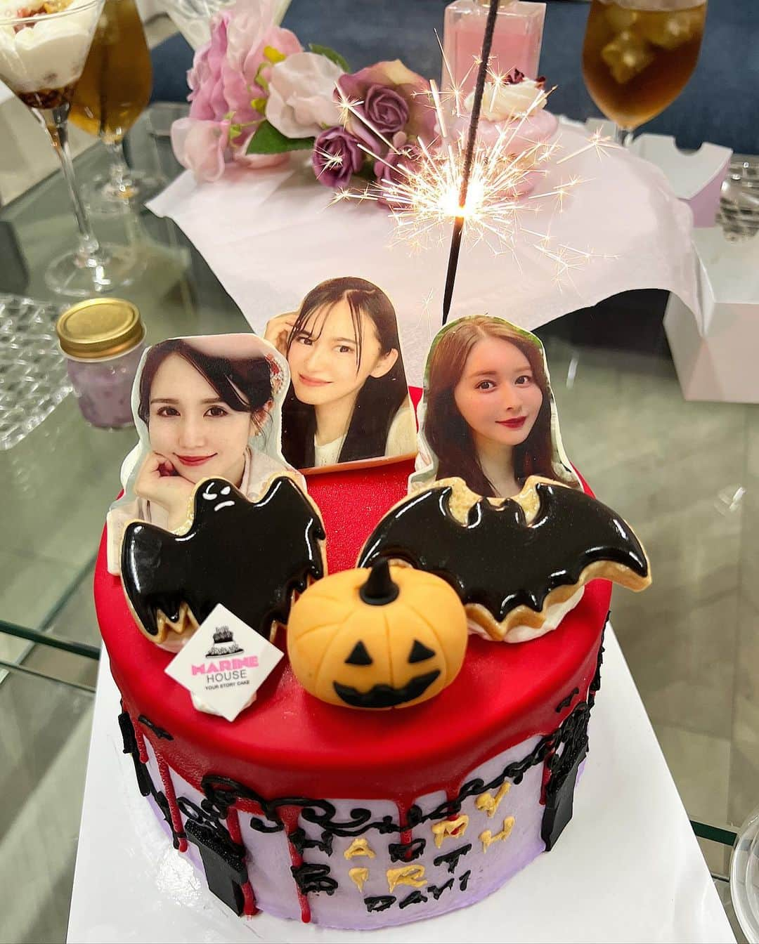 七尾エレナさんのインスタグラム写真 - (七尾エレナInstagram)「ハロウィンの前日がお誕生日なので 毎年このシーズンが来ると 仮装しながらお祝いをする習慣がございます🤣❤️  今月33歳になりますが その習慣は変わらず…😂  何歳になっても人生楽しんだもん勝ち精神の このメンバーが大好き😍 今年初めてのお祝いをありがとう！  素敵な個室を用意してくれたのは お誕生日が私と2日違いのかよちゃん😍 彼女がプロデュースする MOSKAのアフタヌーンティーは いつもおいしくて最高に可愛い❤️ @moska_by_gingergarden  スワイプ最後の写真は 去年のお誕生日ケーキ🎂😝  #お誕生日ケーキ #moska #モスカバイジンジャーガーデン #モスカ #ジンジャーガーデン #marinehouse」10月16日 9時43分 - elenananao