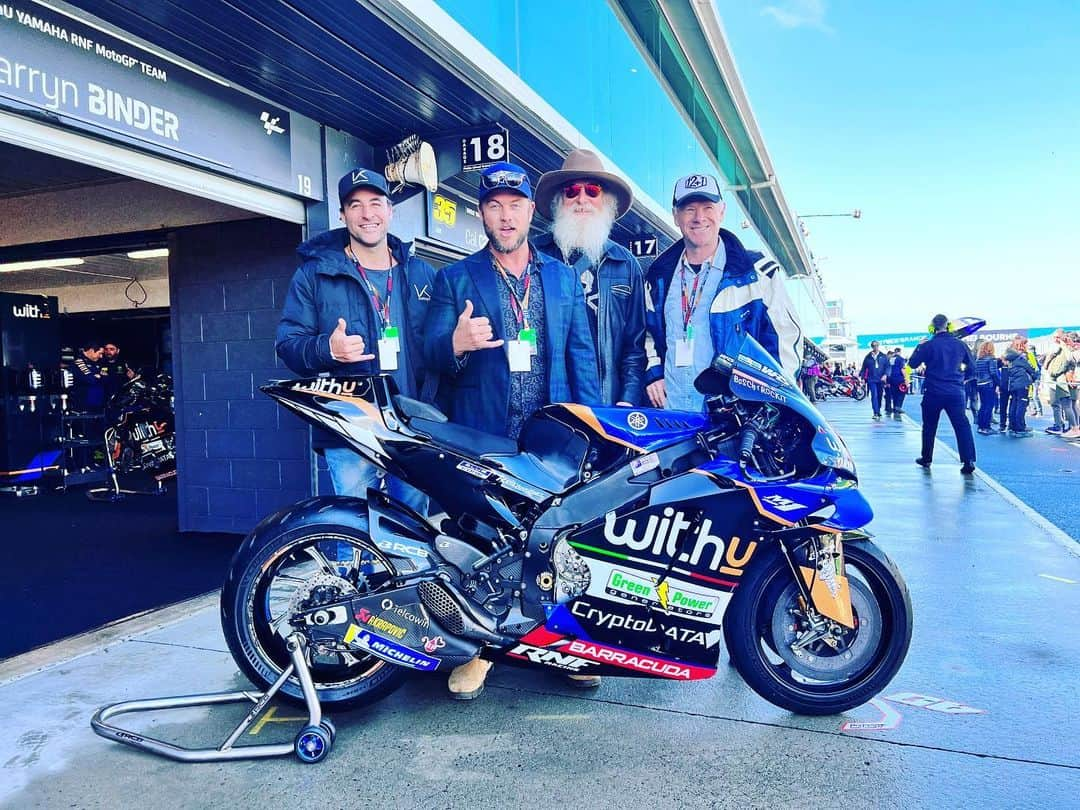 ルーク・ヘムズワースのインスタグラム：「Just helping a few up and coming MotoGP riders with some race tips. I hope they could hear me with their ear plugs and helmets on… Thanks @rnfracingofficial for making me the old boy, the wizard and @markchaz so welcome. Good luck @calcrutchlow and @darrynbinder_40 ride hard!」