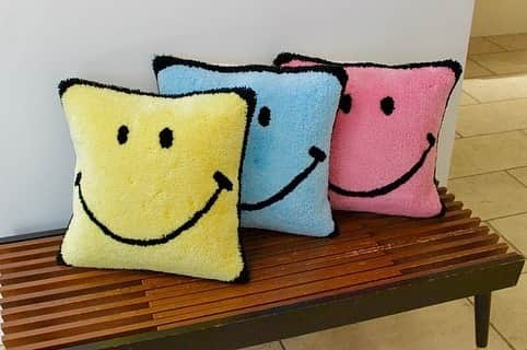 セカンドラボのインスタグラム：「【SMILE RUG CUSHION】 おもて面はラグマットと同じ仕様のクッションです。 セパレートタイプなのでカバー、中材ともに洗濯可能です。 ラグマット同様、毛足があるので表情がGOOD！  http://secondlab.us  #smile #smily #secondlab  #usa #room #rug #interior  #faniture #home #decor #living #products #lifestyle  #japanmade #madeinjapan」