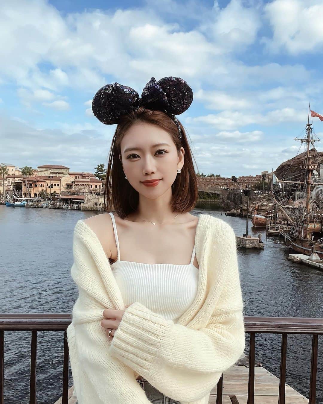渡邉みさきのインスタグラム：「. disney sea💙  #ディズニーシー#ディズニー #ディズニーコーデ #カチューシャ #ディズニーカチューシャ」