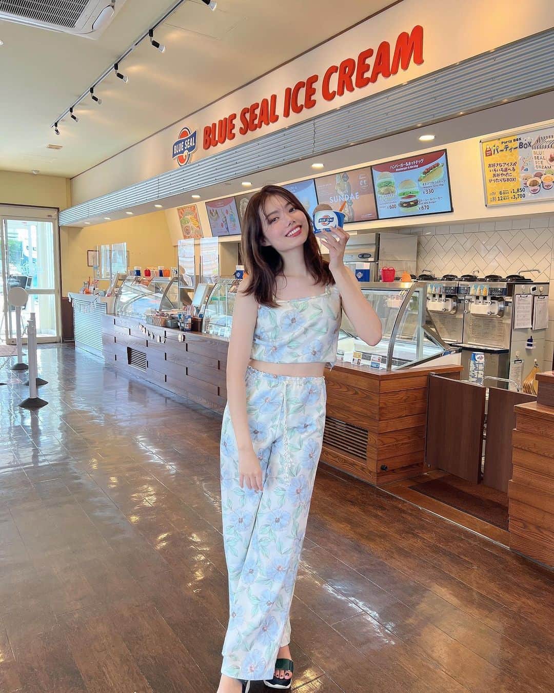 のインスタグラム：「しばらく沖縄投稿お付き合いください🍨💕  どの味もおいしそうで選べなかったから大きいのにした😚  #ブルーシールアイス  #blueseal  #沖縄 #沖縄旅行  #沖縄観光」