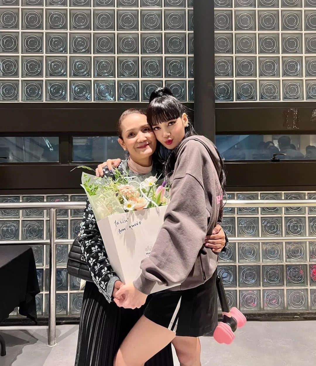 リサのインスタグラム：「LISA with her family and friends after BLACKPINK [BORNPINK WORLD TOUR — SEOUL DAY1] . . . #LISA #LALISA #리사 #블랙핑크 #BLACKPINK #LALISAMANOBAN #LALISAMANOBAL #blackpinklisa #lisablackpink」