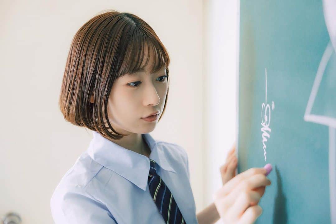 河内美里さんのインスタグラム写真 - (河内美里Instagram)「.  真剣にミノムシを描き上げる女。」10月16日 10時45分 - misato_kawauchi