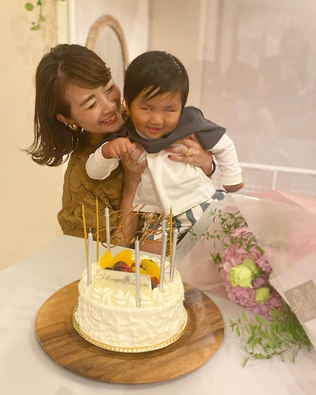 Mai Wakimizuのインスタグラム：「連日お誕生日のお祝いをしてもらってます（；＿；）♡昨夜はyukaちゃん家でhome party!!息子と撮れた2ショットが嬉しくて♡白目ブーム、こんな時期あったなぁ〜と数年後笑い話になりそうな写真。笑 3枚目の家族写真もしっかりキマッてる♡笑 ちなみに手のポーズは猫ちゃんのポーズだそうです。笑 @yuka_moka  @7akanemaru  #happybirthday#2歳2ヶ月#生後2ヶ月#男の子ママ#女の子ママ#兄妹#mamalife」