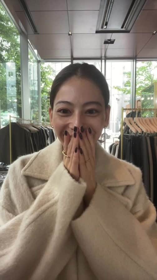 のインスタグラム：「POPUP会場からゲリラライブ！！  日時:10/14〜10/18 11:00〜19:30  場所:代官山駅から徒歩2分 THE CONOE 代官山 ギャラリーエントランス 東京都渋谷区恵比寿西1-36-2 1F  10/16 14:30〜17:00は いません🙇‍♀️ みんなに会いたいです🥳 待ってます🤍」