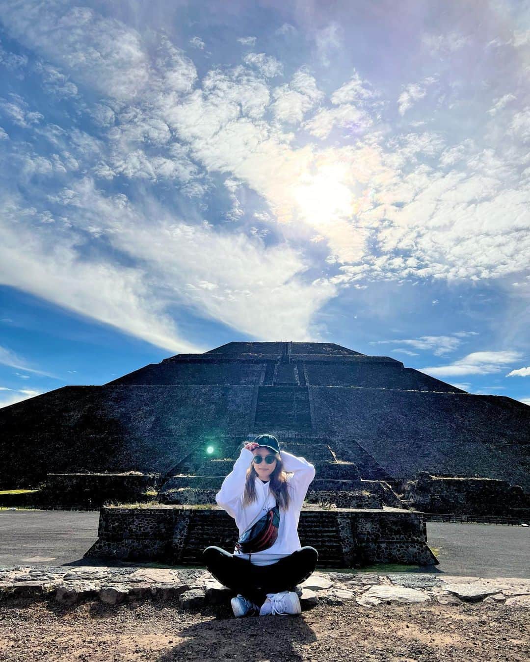 入山杏奈のインスタグラム：「Era mi segunda visita a Teotihuacán. Me gusta mucho este lugar porque de regreso las dos veces me sentí llena de buenas energías. ❤️‍🔥  テオティワカン遺跡に行くとパワーをもらえるんだー！🌞🌛」