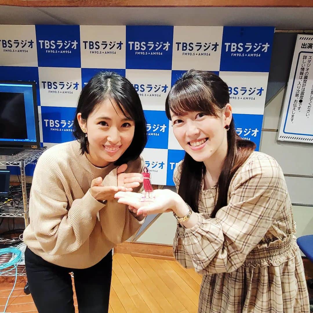本仮屋リイナのインスタグラム：「ONE-Jをお聴きくださった皆様、 ありがとうございました🌈  MCお二人が不在のなか、気象予報士の座間妙子さんが見事にバシバシ仕切り、進行してくださって、無事に放送を終えました😇 そして、リスナーのみなさんがたくさん呟いてくださり、#onej が一時トレンド入りしたそうで、驚きました🥺✨ 姉のことを心配して聞いてくださった方が多いのかな？と思います。あたたかいお気持ち、本当にありがとうございます。  妙子さんは、自前の本仮屋ユイカミニアクリルフィギュアを持ってきてくれて、今日もユイカ愛が溢れまくっておりました🥺❤️  来週は、ジャングルポケットの斉藤慎二さんと一緒にお届けします📻️  #onej #tbsラジオ」