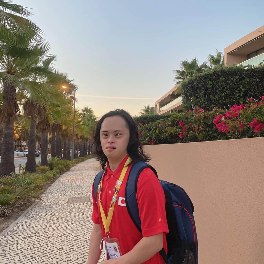 金子エミさんのインスタグラム写真 - (金子エミInstagram)「10th Down Syndrome Swimming World Championships 2022  第10回世界ダウン症水泳選手権大会 2022 (ポルトガル🇵🇹) 2022年10月17日～22日  10月17日 現地時間16:00〜 いよいよ4年待ったダウン症世界水泳の開会式です。  2016🇮🇹2018🇨🇦2022🇵🇹3度目の出場 村井海人🇯🇵光栄にも開会式の騎手を務めさせて頂くことになりました🙇‍♂️⤵︎  4年ぶりの最高の大会が大成功しますように そしてダウン症水泳へ未来の発展をの想いを込めて〜 日本の騎手を務めさせていただきます。  ○○○○○○○○○○○○○○○○○○○○  世界ダウン症水泳選手権大会 2022年10月17日〜22日  【カイト🪁出場種目】 ◾️17日　背泳ぎ50m ◾️19日　背泳ぎ100m ◾️21日  背泳ぎ200m ◾️ 男子200メドレーリレー ◾️22日　男子200mフリーリレー ◾️ 自由形50m  これまでの積み重ねが成果となり楽しんで 思いっきり出し切ってほしいと思います。 頑張れ！カイト🪁🏊🏻‍♂️✨  ☆☆☆☆☆☆☆☆☆☆☆☆☆☆☆☆☆☆☆☆☆  時間は全て日本時間 決勝のタイムスケジュールは未発表。  ◆10月17日（月）  ＜予選＞ 18:40～　男子　背泳ぎ50m　グループ６（コース4）  ＜決勝＞ 24:00以降 男子　背泳ぎ50m　  ◆10月19日（水）  ＜予選＞ 18:20～　男子　背泳ぎ100ｍ　グループ４（コース5）  ＜決勝＞ 24:00以降　 男子　背泳ぎ100ｍ  ◆10月21日（金）  ＜予選＞ 17:50～　男子　背泳ぎ200ｍ　グループ２（コース6）  ＜決勝＞ 24:30以降 男子　背泳ぎ200m 男子　メドレーリレー 50ｍ×４　グループ１（コース4）  ◆10月22日（土）  ＜予選＞ 17:45～　男子　自由形50m　グループ５（コース6）  ＜決勝＞ 24:30以降 男子　自由形 50m 男子　フリーリレー 50m×４　グループ２（コース1）  #swimmer#fashion #model #actor  #水泳#競泳#マスターズ水泳  #sport #downsyndrome #swimmer #swimming #ダウン症#スポーツ #downsyndrome #swimmer  #swimming  #swim #21trisomy  #水泳 #競泳 #ダウン症 #ダウン症水泳  #トランスジェンダー　#🏳️‍🌈  #backstroke #kaito #21トリソミー  #downsyndromeawarenessmonth  #🇯🇵 #downsyndromeswimmer」10月16日 12時01分 - emikaneko1114