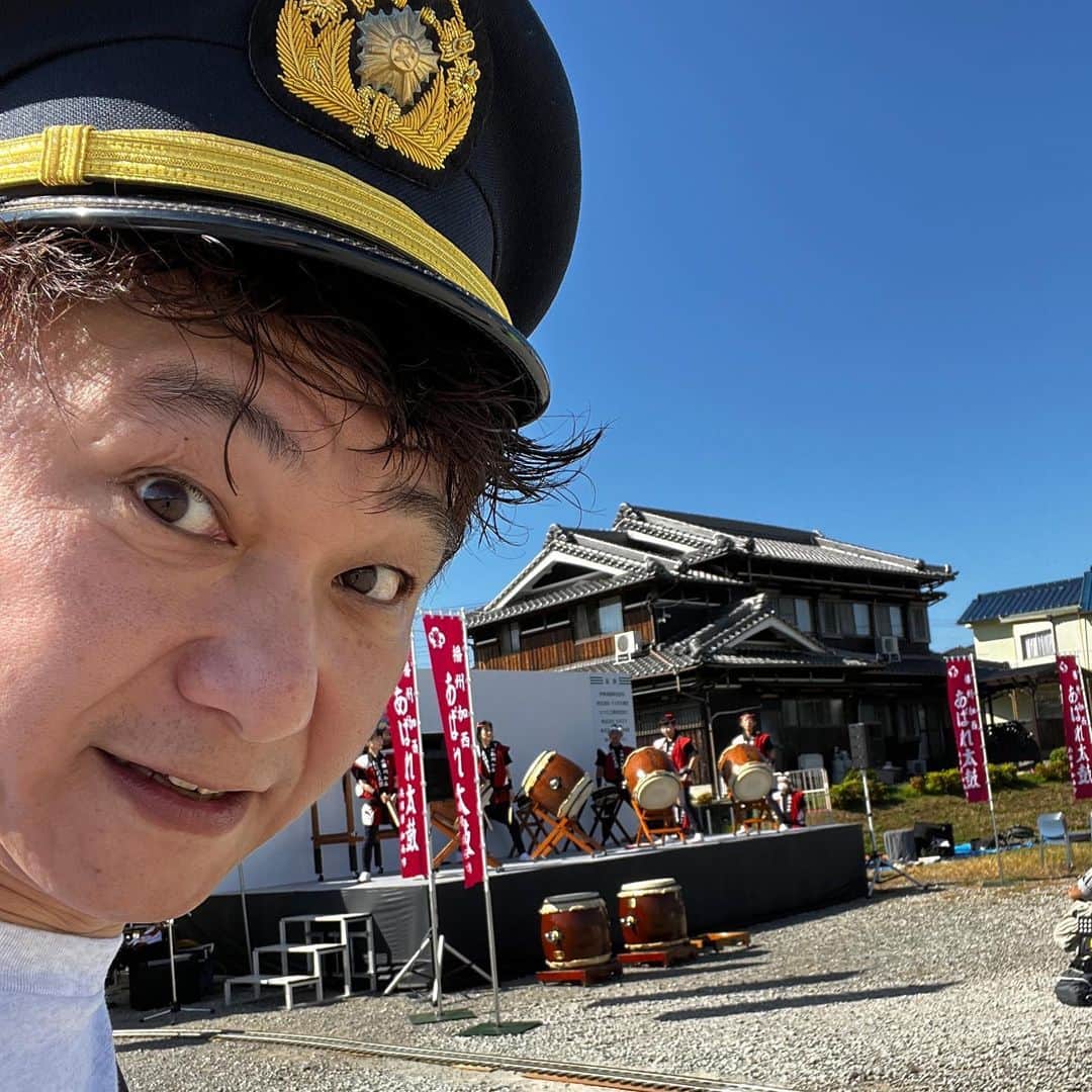 のインスタグラム：「第14回北条鉄道まつり2022開催中！私、ステージMCさせていただいております！ 加西市の播磨横田駅目の前、西横田町農村公園でやってまーす！ ミニSLが3年ぶりに円を描いて走ってます！ステージでは吹奏楽団、あばれ太鼓、キッズダンス！キッチンカーに販売ブース！秋晴れで盛り上がってまーす！  @加西市  #北条鉄道  #北条鉄道まつり  #西横田町  #農村公園  #播州加西あばれ太鼓  #加西市吹奏楽団  #北原雅樹」