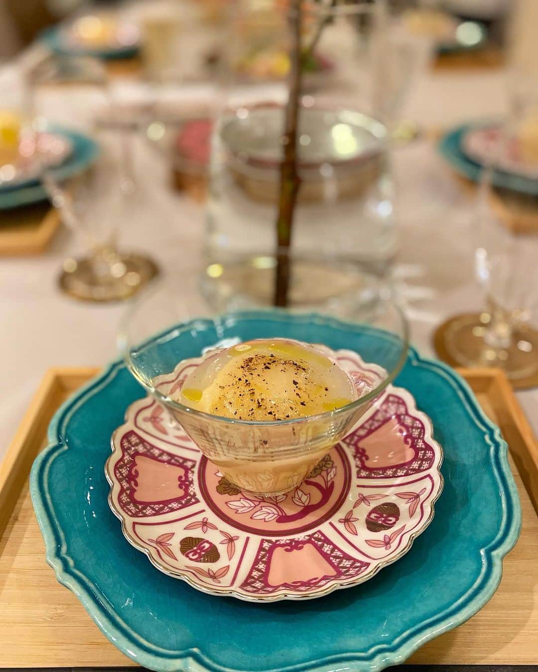 Mai Wakimizuのインスタグラム：「お料理上手なyukaちゃんカッシー夫婦のお手製コースを頂きました♡私、どんな美味しい外食よりもyukaちゃんが作るご飯が一番好きなんです♡デザート含め、写真を載せるとどこで食べれますか？と必ず聞かれるのだけど、残念なことにyukaちゃん邸でしか食べれません。コース以外に子供達に用意してくれてたグラタンも、パパッと息子に握ってくれた塩むすびも最高に美味しかった♡(食べたんかい。笑)ご本人が全くインスタに写真を残さないので代わりに私が残しておきます。笑 #おうちごはん#homeparty」