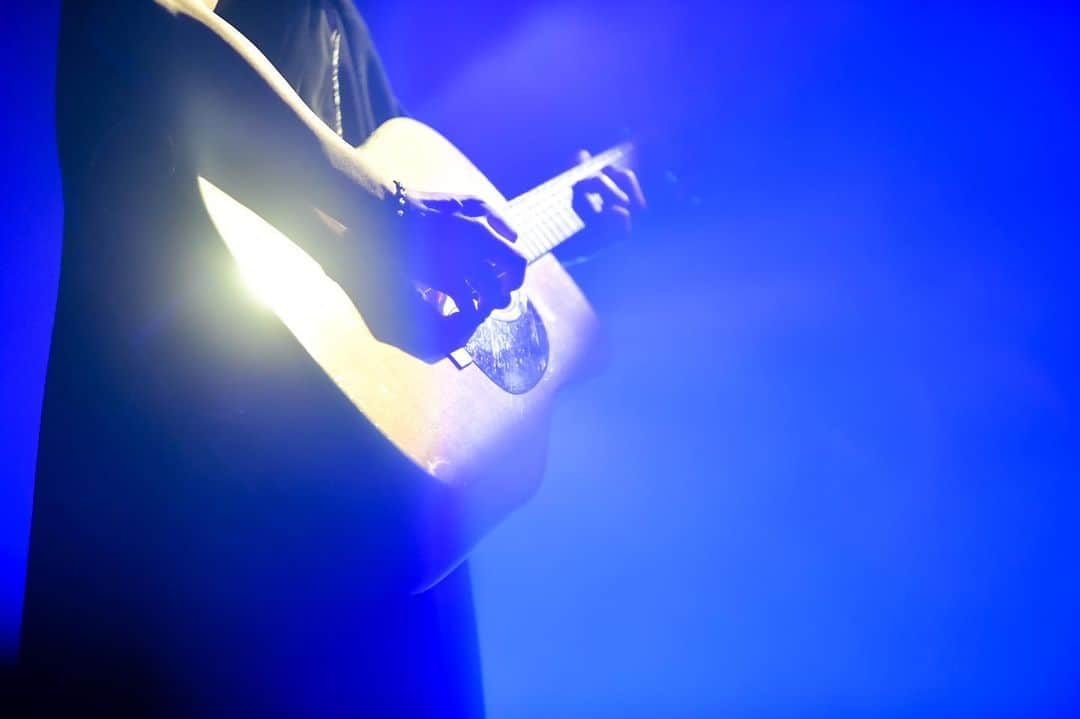 のインスタグラム：「MASS Tour02-"The Unknown"奈良公演お疲れ様でした。 ここまで走り抜けてきてこのツアーで感じる事は、過去の曲の演出を再現する事でステージ上でしか感じる事が出来なかった感情を再び自分の記憶から再起させてくれた事でした。 やはり過去の体験は時が経つと薄れていくし新しいものが上書きされていく事で自覚の無いまま記憶の奥底に沈んでしまっていくものだと思います。 その一つ一つ埋もれてしまった記憶を細部まで呼び起こし再び感情を揺さぶる事が出来る、そんな楽しみを与えてくれる事がこのツアーの真骨頂であるのかもしれないと現時点では感じています。 まだこの先どんな経験を与えてくれるのかいつまでも"未知数"なツアーを皆様どうかよろしくお付き合い下さいませ。  #theGazettE #MASS #PHASE02 #TheUnknown」