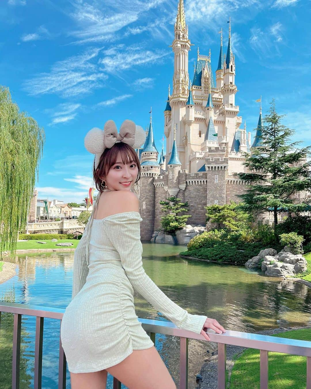 緒方咲さんのインスタグラム写真 - (緒方咲Instagram)「シンデレラ城🏰🐭💕  #ディズニーランド #ディズニー #ディズニーカチューシャ #ディズニーハロウィン #シンデレラ城 #disney #disneyland #彼女とデートなうに使っていいよ #彼女感 #ショートヘア #ショートカット #ショート女子 #ショートカット女子  #コーデ #今日の服 #今日のコーデ #ファッション #fashion #高身長コーデ #高身長女子 #高身長 #洋服好きな人と繋がりたい」10月16日 13時26分 - chaaansaki