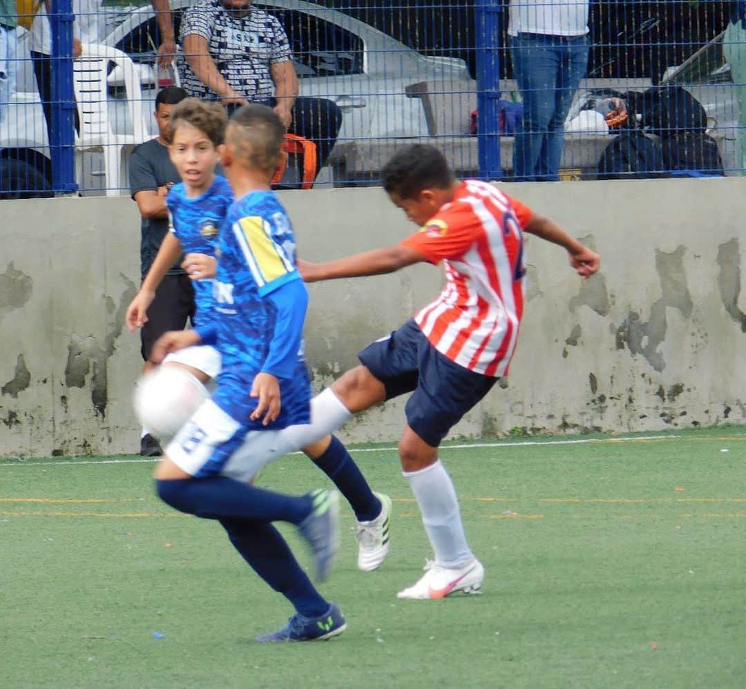 カルロス・バッカさんのインスタグラム写真 - (カルロス・バッカInstagram)「Sigue disfrutando de lo que haces hijo. 👏👏👏 Dios te bendiga en esta final que te permite jugar 🙏🙏 TE AMOOOO 😍😍😍 solo disfruta」10月16日 23時56分 - goleador70