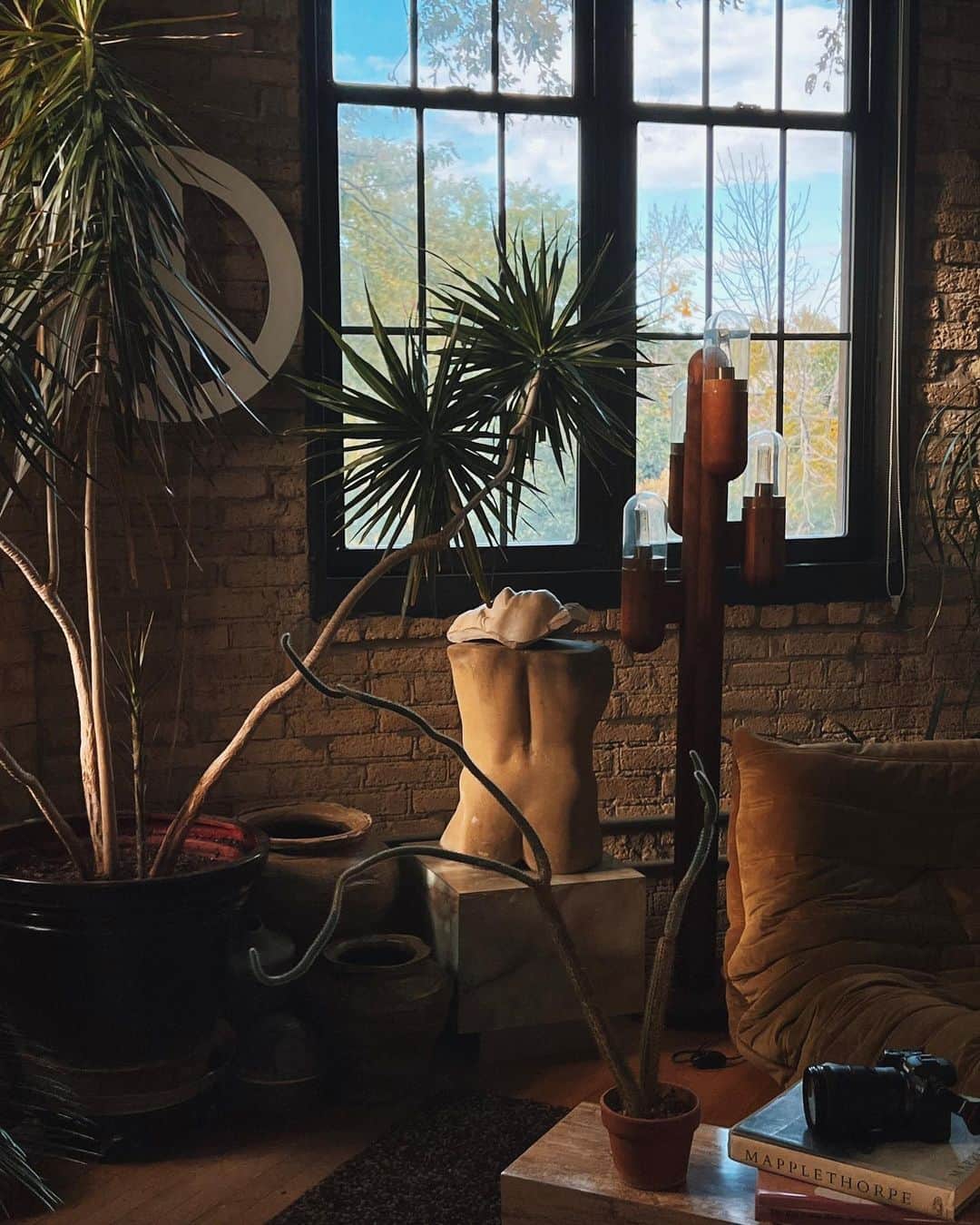 のインスタグラム：「Sunday morning studio vibes 🍁 10.16 Starting to feel comfy cozy up in har 🍂 #chicago #photostudio #blackartist」