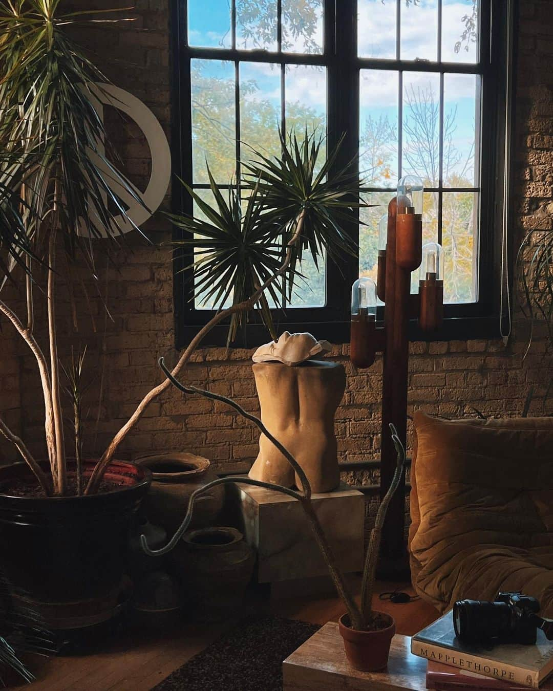 Paul Octaviousさんのインスタグラム写真 - (Paul OctaviousInstagram)「Sunday morning studio vibes 🍁 10.16 Starting to feel comfy cozy up in har 🍂 #chicago #photostudio #blackartist」10月17日 0時13分 - pauloctavious