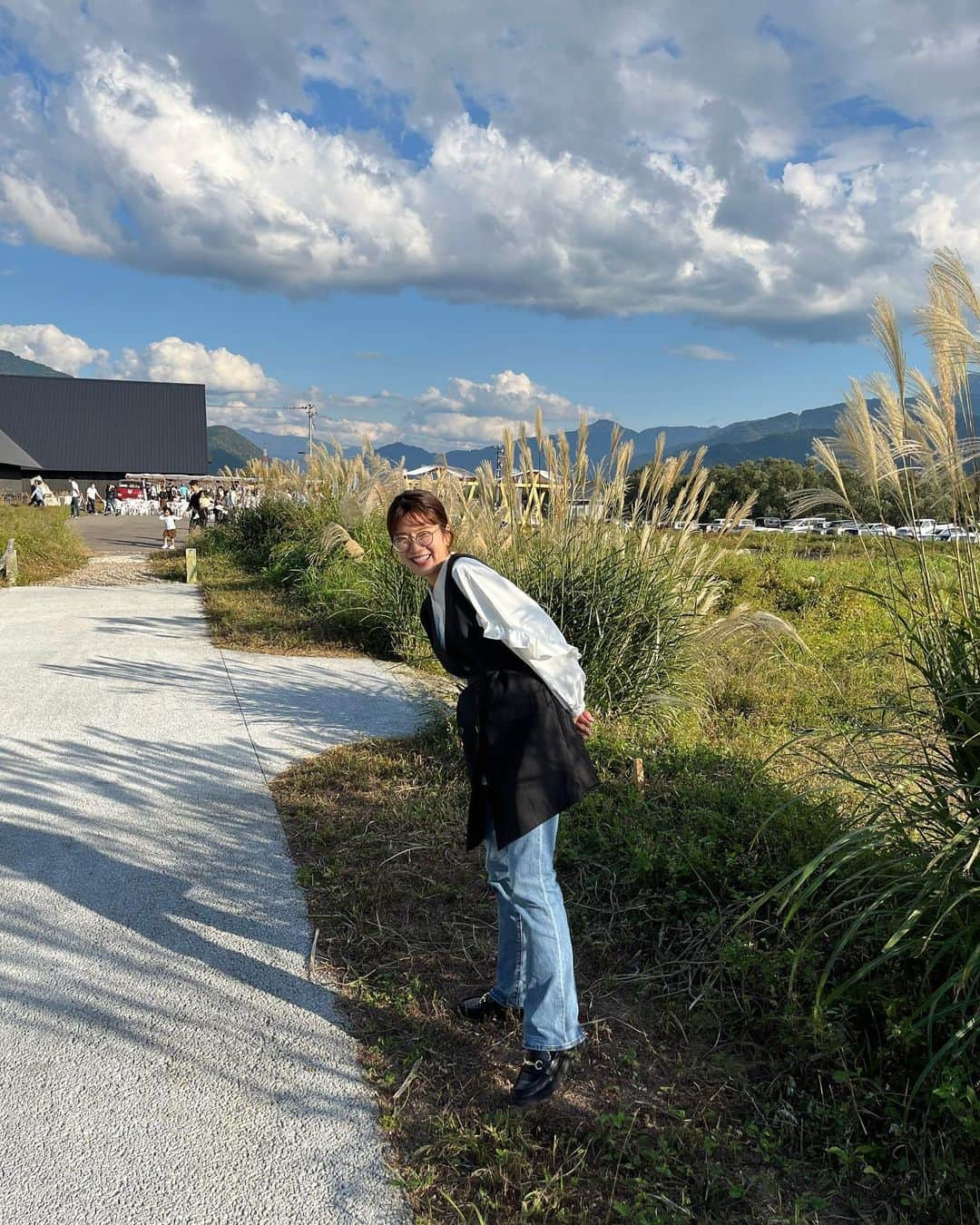 坂田茉世さんのインスタグラム写真 - (坂田茉世Instagram)「天気良かった〜☀️ ススキが自分よりも背が高かった🌾 秋ですね〜〜〜🍁 eshikotoでマルシェ開かれてた🥗」10月16日 16時25分 - mayopppe_