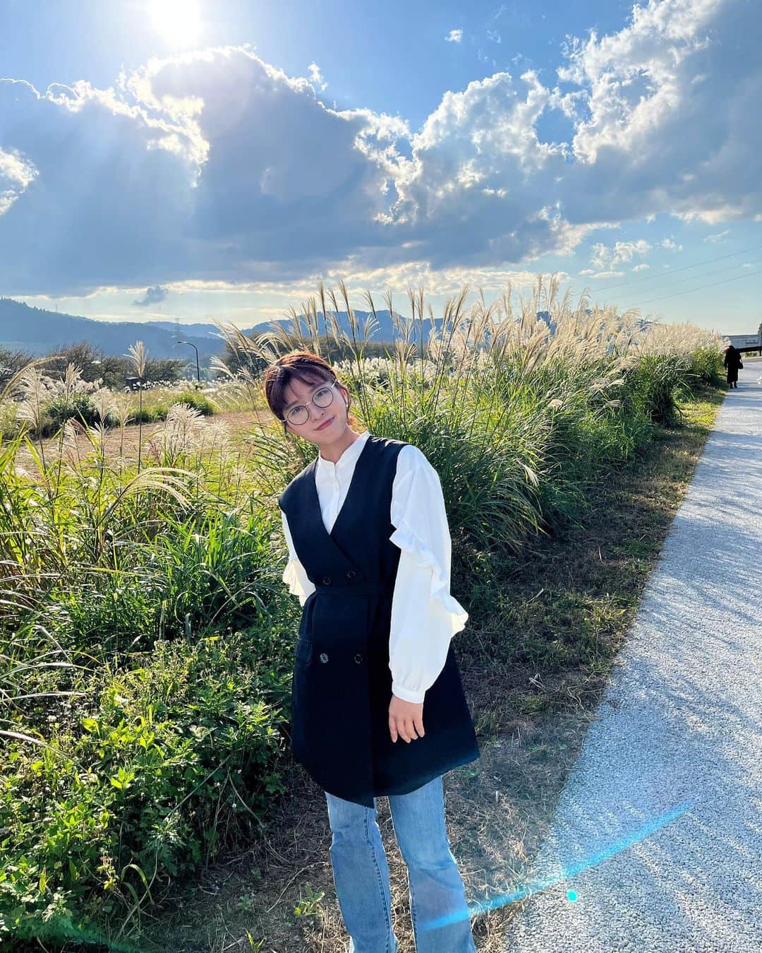 坂田茉世のインスタグラム：「天気良かった〜☀️ ススキが自分よりも背が高かった🌾 秋ですね〜〜〜🍁 eshikotoでマルシェ開かれてた🥗」
