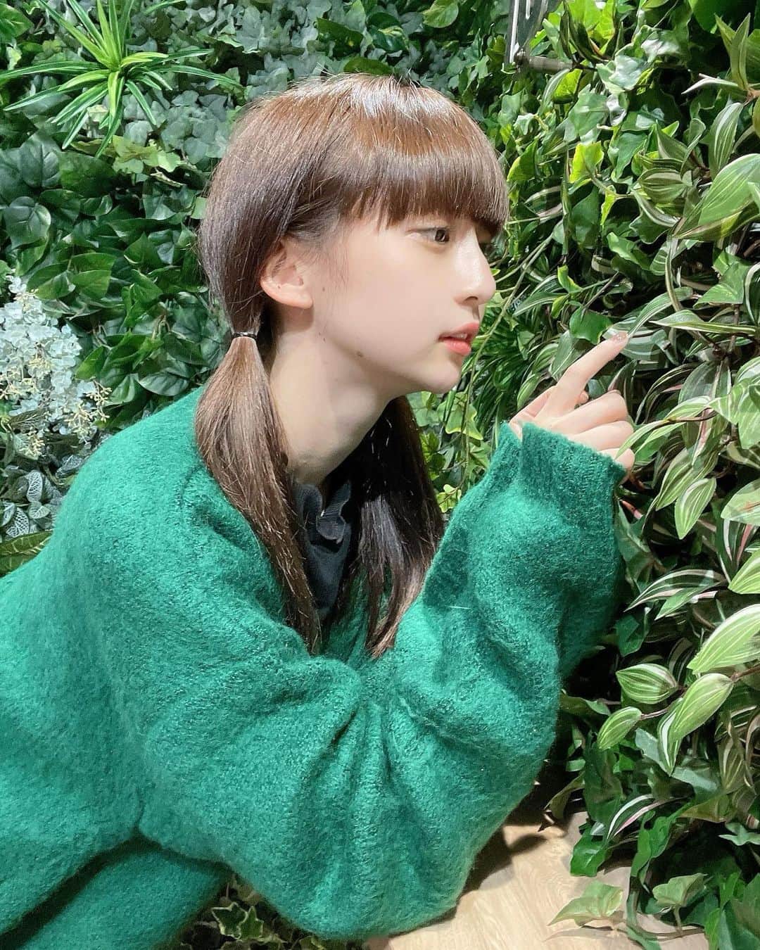 荻野由佳のインスタグラム：「みどり🍃🟢  偽物の葉っぱです！ フェイクグリーンっていうのかな」