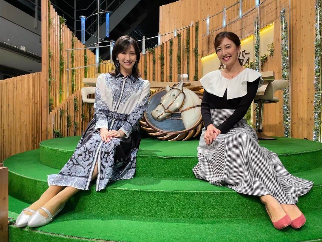 小澤陽子さんのインスタグラム写真 - (小澤陽子Instagram)「👑👑👑  番組冒頭でもお伝えしましたが、 『BSスーパーKEIBA』は今日で５年目を迎えました🥰📺 色んなチャンネルがある中で、いつも選んで 観てくださっている皆さんに感謝です💐  そして。 今日で今年の牝馬三冠が終わりました…👑👑👑🍂  秋華賞、最後の一冠は、 薔薇一族のスタニングローズが戴冠✨ 陣営の皆様、本当におめでとうございます！！  鞍上は、#馬好王国ファミリー でもある ７年目: #坂井瑠星 ジョッキー🏇‼️ JRA GI 初制覇🎊おめでとうございます！  また馬好王国でも、後日談として心境など 色々聞かせていただけたらいいなぁ…💭  そして、二冠を制していて1番人気に推されていた ドゥラメンテ産駒のスターズオンアースが、 軽い骨折もありながら、無事出走してきてくれて。  スタートがちょっとタイミング合わなかったのか、 それも響いて後ろからになり、結果は３着🥉。  ●安定して強さを年間通して保つこと、 ●そして色んな条件で走るということ。。 改めて〝三冠〟の凄さを感じました…♛ ♛ ♛  〝二冠〟は、お父さんとおそろいですね🌈 でも、本当に『強い３着』でしたよね！ ルメール騎手も、彼女の力を信じていたからこその騎乗のように見えました。。！ これからがまた楽しみになる内容でした。  あ、、！ それから、忘れていましたが、 私の#パドックGIデビュー でもありました✍🏻😂🎙✨ 一頭一頭に、愛と想いを乗せてお伝えできたかなと思います🌷  来週は 今度は牡馬の三冠最終戦、 菊花賞 です！！🌼  #番組５年目✨ #BSスーパーKEIBA #これからも進化を続けられるように努めます！  #秋華賞 #牝馬三冠最終戦 #薔薇一族 #スタニングローズ #ドゥラメンテ産駒 #秋華賞初出走おめでとう #スターズオンアース #牝馬二冠　#👑👑」10月16日 17時42分 - yoko.ozawa729