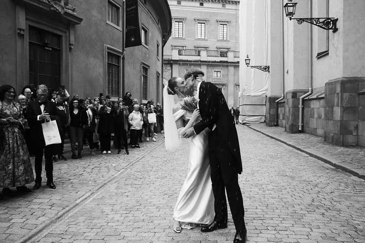 フリーダ・グスタフソンのインスタグラム：「"I knelt down and proposed once again, properly, just to be sure she’d still be mine:” Read through the link in our bio the love story that culminates on The Vikings: Valhalla star Frida Gustavsson and her partner Marcel Engdahl's quintessentially Swedish nuptials.  Photos by @pierre_bjork」