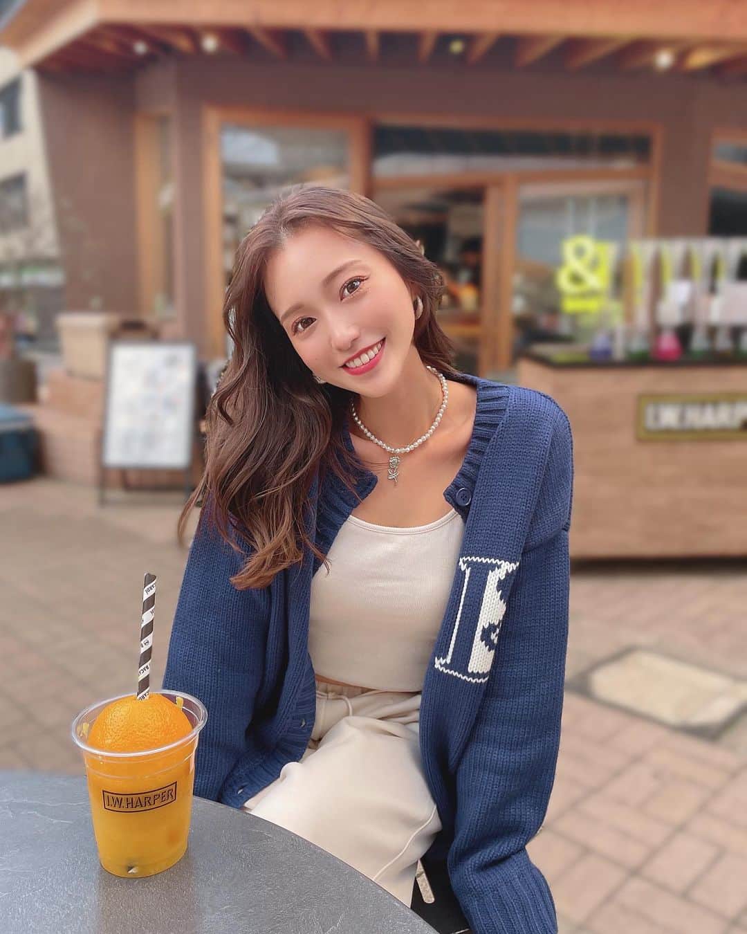引地裕美のインスタグラム：「☁️💙☁️💙☁️  ネイビーのお洋服って 私が着ると地味になるから苦手なんだけど インナーをラフに肌見せしたら感じに着れた◎  #ゆうみ服 🧺#laguagem #uniqlo #y2k  #UMine #japan #옷스타그램 #데일리룩 #코디스타그램 #每日穿搭  #ootd #fashionblogger #WhatIWore #follow #fashionista #japanesegirl」
