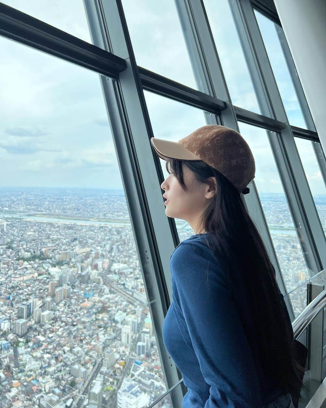 ちとせよしのさんのインスタグラム写真 - (ちとせよしのInstagram)「初スカイツリー🏙✨ ムスカみたいな気持ちになったよ( ͡° ͜ʖ ͡° ) 隣に写ってるのはおじいちゃん♡ 修学旅行生達が可愛くて積極的に写真撮ってあげてました🤣笑笑  #tokyoskytree #skytree #東京スカイツリー #スカイツリー #shein」10月16日 18時05分 - chitose_yoshino