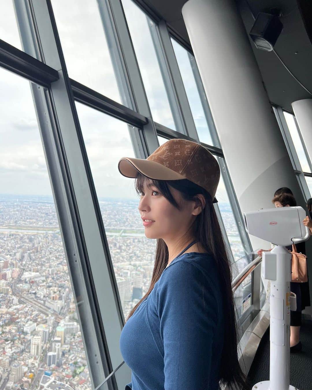 ちとせよしのさんのインスタグラム写真 - (ちとせよしのInstagram)「初スカイツリー🏙✨ ムスカみたいな気持ちになったよ( ͡° ͜ʖ ͡° ) 隣に写ってるのはおじいちゃん♡ 修学旅行生達が可愛くて積極的に写真撮ってあげてました🤣笑笑  #tokyoskytree #skytree #東京スカイツリー #スカイツリー #shein」10月16日 18時05分 - chitose_yoshino