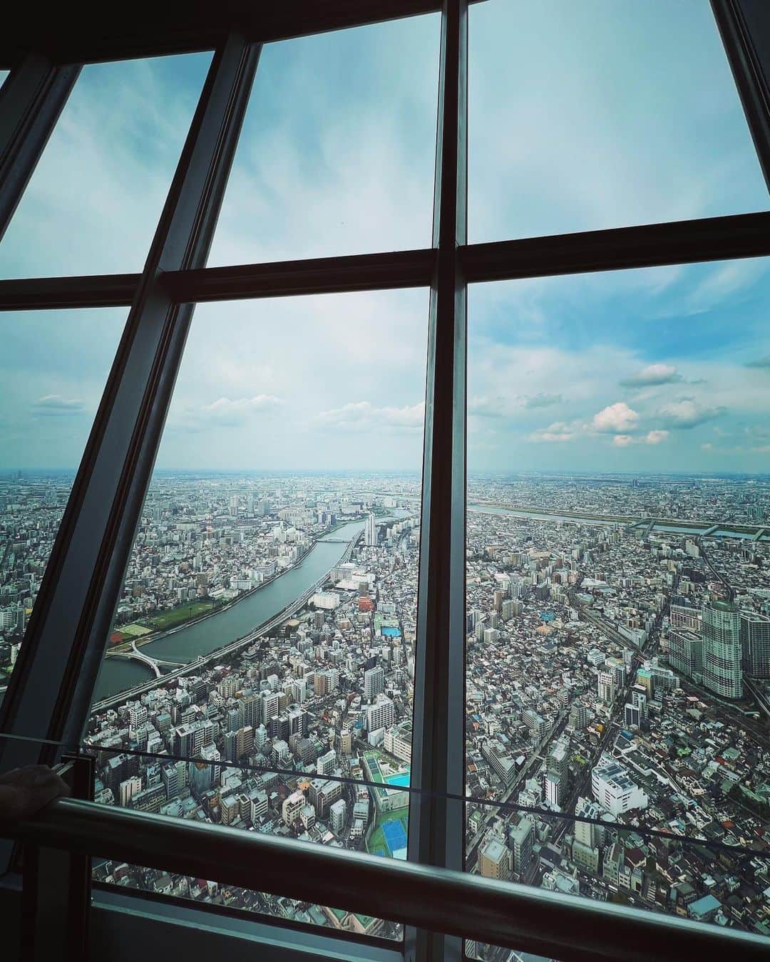 ちとせよしのさんのインスタグラム写真 - (ちとせよしのInstagram)「初スカイツリー🏙✨ ムスカみたいな気持ちになったよ( ͡° ͜ʖ ͡° ) 隣に写ってるのはおじいちゃん♡ 修学旅行生達が可愛くて積極的に写真撮ってあげてました🤣笑笑  #tokyoskytree #skytree #東京スカイツリー #スカイツリー #shein」10月16日 18時05分 - chitose_yoshino