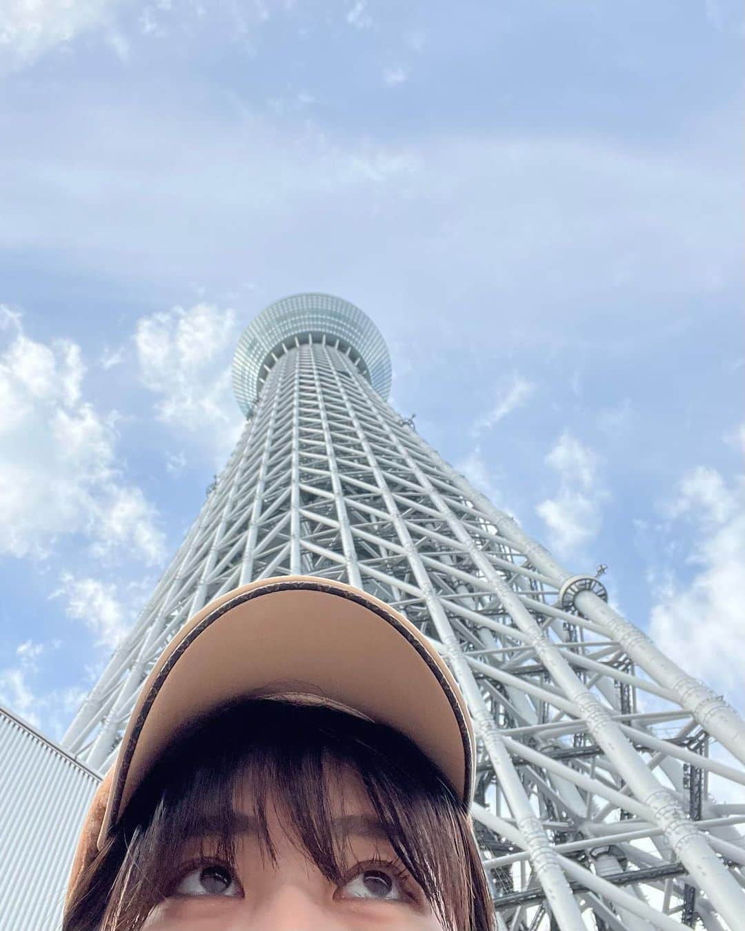 ちとせよしのさんのインスタグラム写真 - (ちとせよしのInstagram)「初スカイツリー🏙✨ ムスカみたいな気持ちになったよ( ͡° ͜ʖ ͡° ) 隣に写ってるのはおじいちゃん♡ 修学旅行生達が可愛くて積極的に写真撮ってあげてました🤣笑笑  #tokyoskytree #skytree #東京スカイツリー #スカイツリー #shein」10月16日 18時05分 - chitose_yoshino