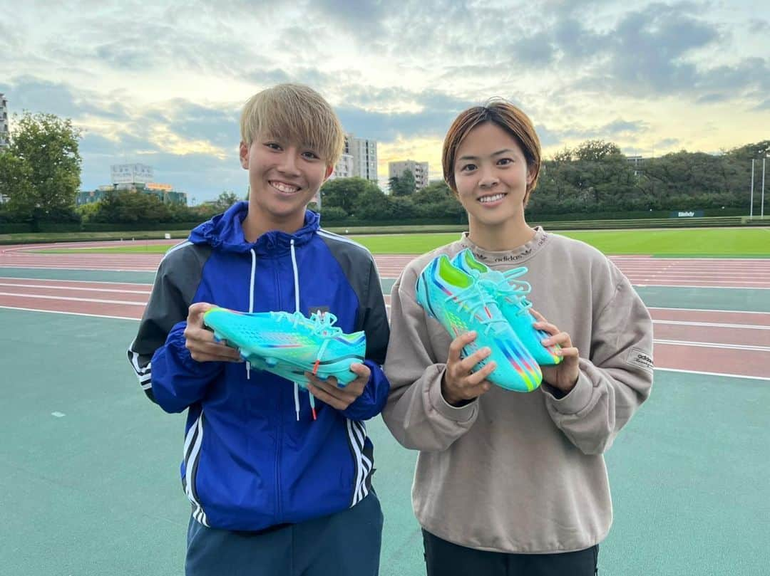 小林里歌子のインスタグラム：「. New🌈✨  リーグ開幕戦まで1週間！ カラフルなスパイクと共に👊💚  @adidastokyo  #createdwithadidas  #エックス」