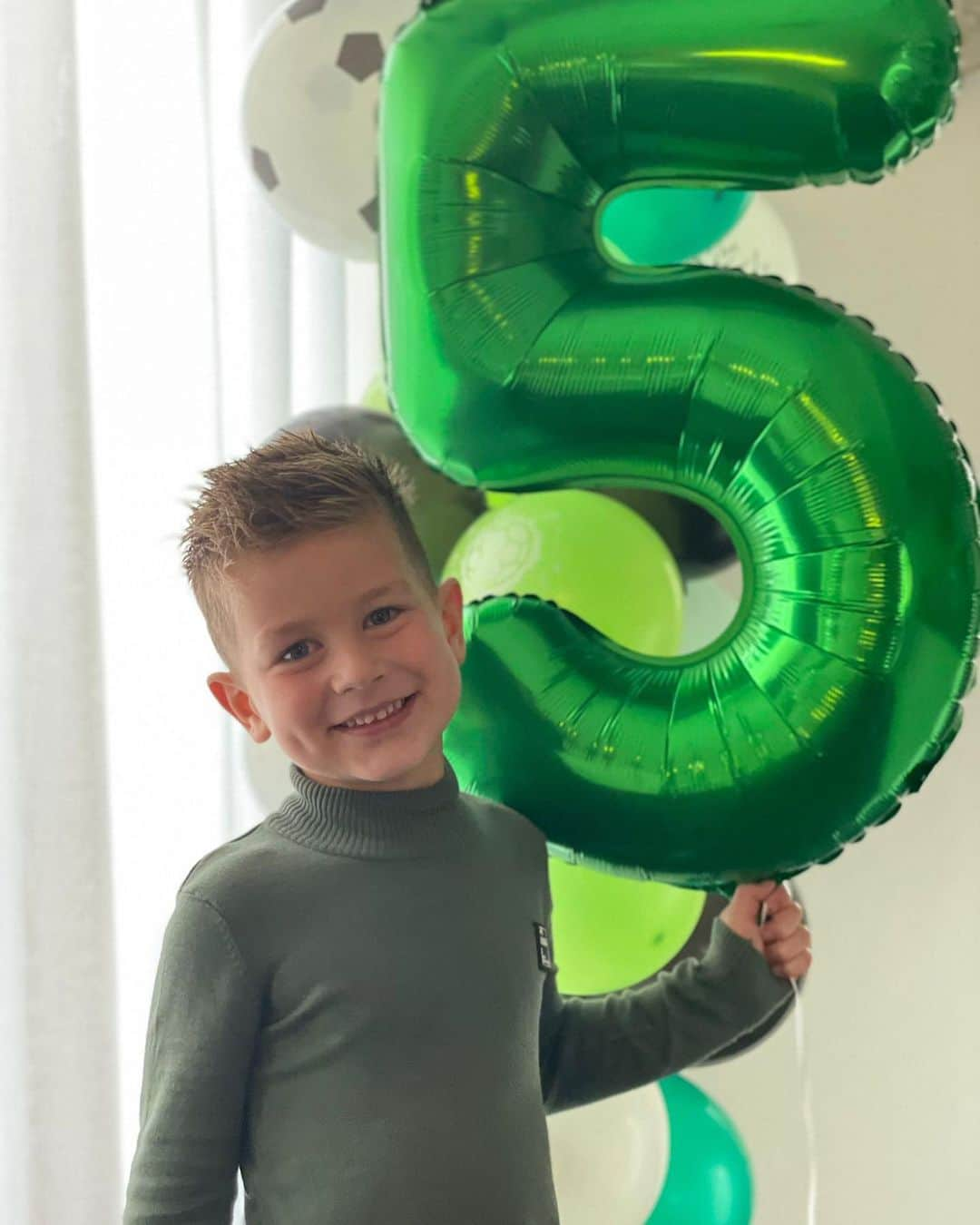 エルウィン・ムルダーのインスタグラム：「This big man turns 5 today. Happy birthday James 🥳❤️🥳」