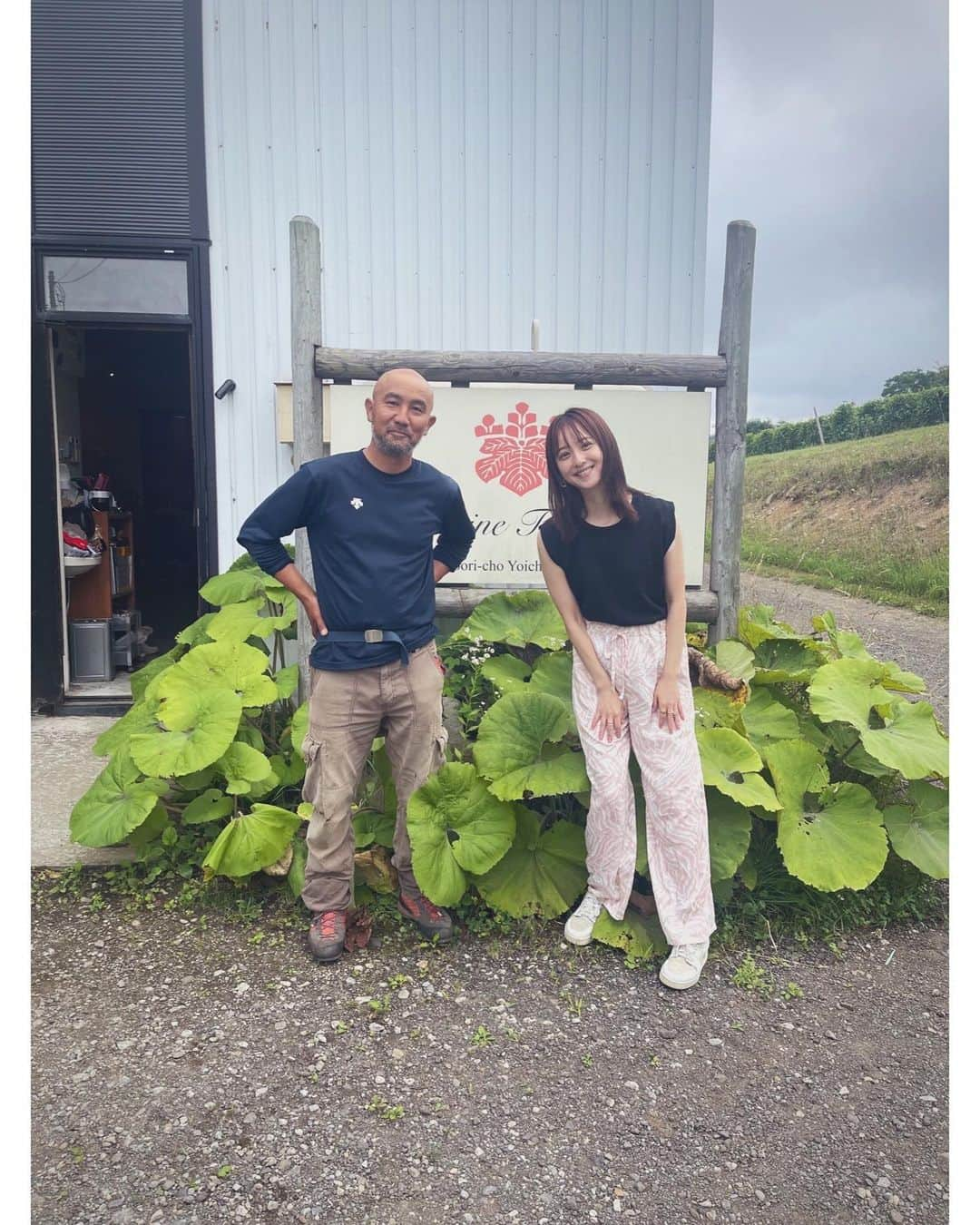 佐々木希さんのインスタグラム写真 - (佐々木希Instagram)「前になりますが、夏の思い出🍇 憧れのナチュラルワインのワイナリー巡り。北海道の余市町にて🌱 生産者の方々から色々なお話を聞かせていただいたりと貴重な経験。畑もそれぞれまた全然違って面白かったな✨ ありがとうございます😌  #ドメーヌタカヒコ #ドメーヌモン #ドメーヌアツシスズキ  #DomaineTakahiko #DomaineMont #DomaineAtsushiSuzuki  #北海道#余市町」10月16日 18時13分 - nozomisasaki_official