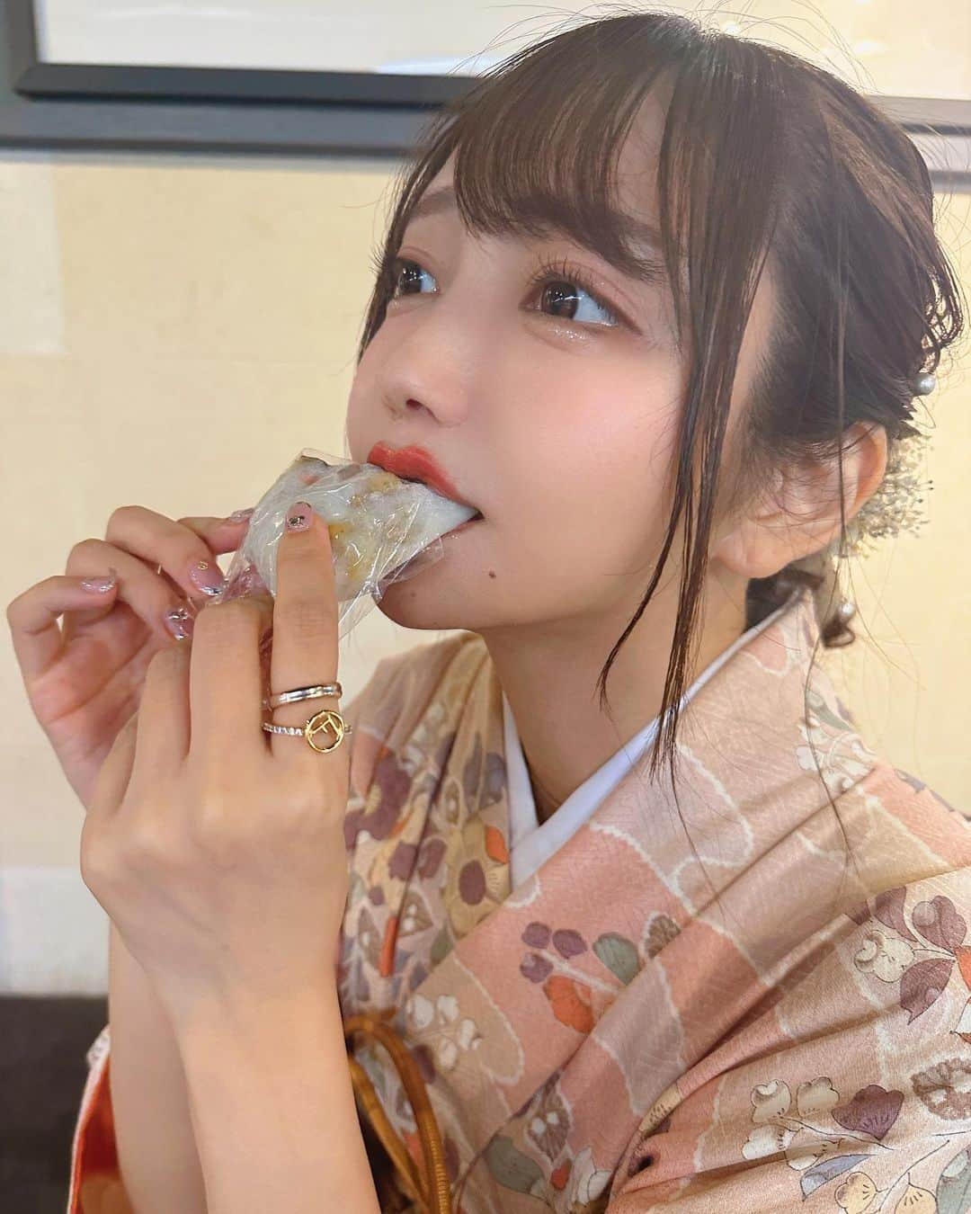 遠藤 玲奈 /endo renaのインスタグラム：「京都旅行で美味しかったもの🍽𓈒𓂂𓏸  ▽1.3枚目 #いなりふたば /伏見稲荷 豆大福と栗大福がとっても美味しかった🥲 大福ってこんな美味しいんですね… ほぼ初めて食べたかも… #出町ふたば のも有名みたいなので食べてみたい🌱𓂃 𓈒𓏸  ▽ 4枚目 #イカリア食堂 /祇園四条 アーリオオーリオが美味しすぎた… 川沿いなので、祇園四条を感じられてステキでした！ スフレフロマージュが人気っぽかったので今度行ったら食べてみたい☺︎  ▽5枚目 #中華そばふじい／ 難波 並んだけど美味しかった… シンプルなのに並んだ甲斐がある味だった… 東京戻ってから仕事中に思い出して食べたくなって 遠いよおおおってなりました🥲笑  他にもたくさん食べたけど、 印象に残ってるのはこのへん◎ ちなみに弾丸旅行なので、 当日予約で入れるところにしか行ってません☺︎ 京都投稿しまくっちゃったので、 このへんで旅行編はおわりᐠ(  ᐢ ᵕ ᐢ )ᐟ  #急に詳細記載するキャラ #ただの気分 #京都旅行#京都旅#京都ごはん#京都グルメ旅#京都散策#祇園四条#祇園グルメ#旅行記#旅行記録#京都着物レンタル#京都着物#着物女子#着物ヘア#ヘアアレンジ#難波グルメ#ラーメン巡り」