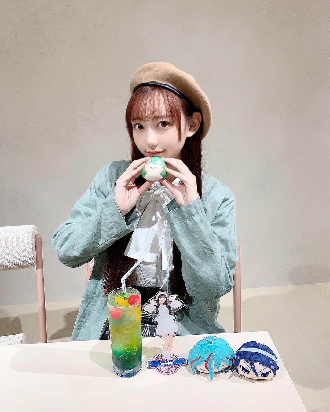 大盛真歩さんのインスタグラム写真 - (大盛真歩Instagram)「💚💙💚  AKB48コラボカフェ🫖♡♡ 東京・名古屋・大阪・福岡で11月20日まで！やってます︎︎︎︎︎☺︎  原宿店のコラボカフェにあるポスターにサインとかも書いたので是非みてみてね！  私も実際に行ってヲタ活してきたよ～(^_^)🎶  この日はなんとなく私服緑でまとめたから巻きちゃんぬい連れてった（東堂も必然的に…）  自分のアクスタ嬉しい～っ！！   #AKB48  #カフェ  #コラボカフェ  #ヲタ活  #ヲタク  #推し  #推しのいる生活  #推し活カフェ  #推し事  #秋服コーデ  #ベレー帽  #弱虫ペダル  #巻島裕介  #東堂尽八  #ぬい」10月16日 18時34分 - maho_usagi