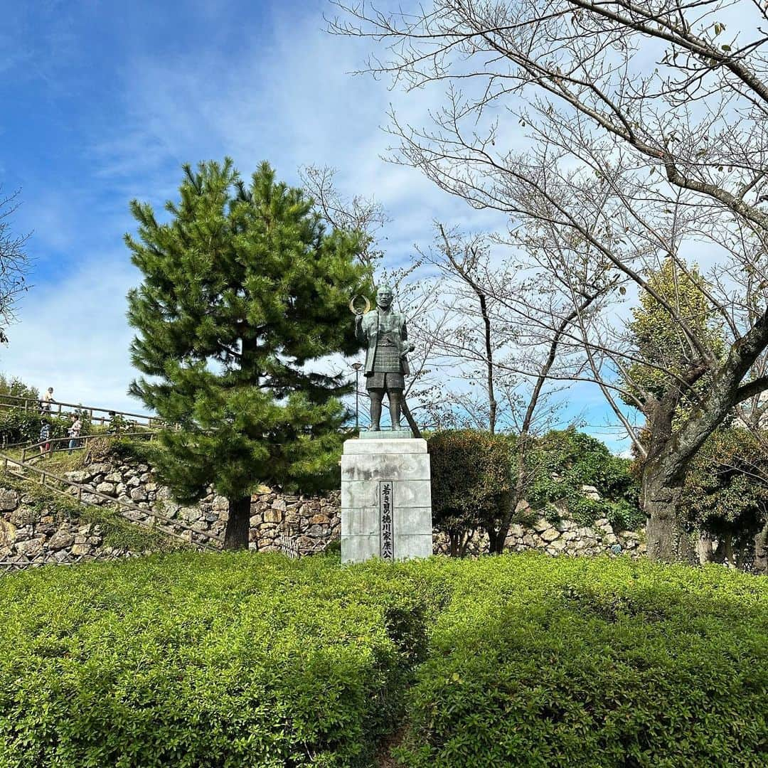 ダイキさんのインスタグラム写真 - (ダイキInstagram)「地元静岡県浜松市にて 来年の大河ドラマに向けて 「家康公ゆかりの地マップ作成」をするロケを増田奈桜ちゃん、学芸の生徒さんたちと一緒にして来ました！ 16歳の皆と楽しく浜松市内を回って楽しいロケでした。 地元ながら、本当に素敵な場所。 詳細はまた後程！お楽しみに〜！ #浜松やらまいか大使」10月16日 18時34分 - daiki_sugiura0619