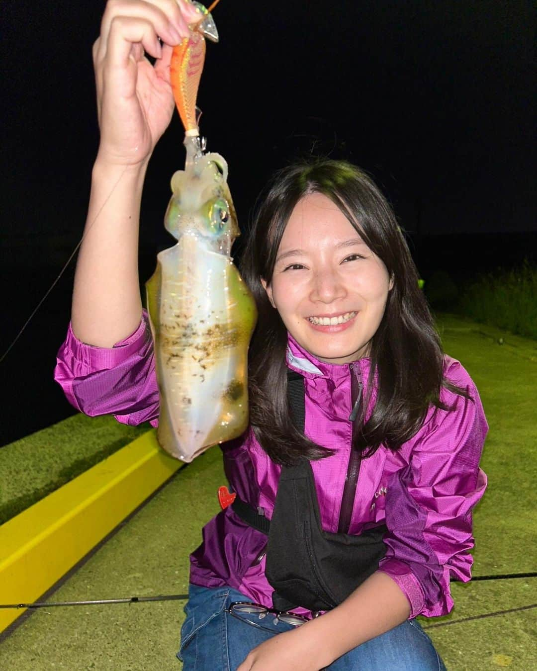 平地真菜さんのインスタグラム写真 - (平地真菜Instagram)「つ、釣れたーーーーー🦑  エギングを始めて6ヶ月 この秋4回目でようやく、 ようやく釣れました🥰！！  長期戦を覚悟してたけど、 このまま釣れないんじゃないかと思ってたから本当に嬉しい〜\( ˆoˆ )/  そして、春から一緒に海に出てた釣りの先生が一緒に喜んでくださったのも嬉しい🥺！  念願だったので、イカを引き上げた時は興奮で足がガクガクしました！！！笑  ガクガクあわあわ右往左往w  春→キャストでエギがまっすぐ飛ぶようになる 秋1〜3回目→テンション張れるようになる これがエギの重さか！と自信を持てるようになる ちゃんとしゃくれるようになる 秋4回目→着底が分かるようになる  こう見ると順調に出来る事が増えたので、釣れない日も楽しかったです😂  コメントやアンケートでのアドバイスありがとうございました！  今回は初ヒットとなったわけですが、イカのアタリが分かったわけではなく しゃくったらイカがエギを抱いてたパターン いわゆるしゃくり合わせでした〜  次のステップはイカのアタリが分かる、かな🦑✨  これからも頑張ります〜💪  #エギング #エギング初心者 #秋イカ #釣り #釣り初心者 #eging #daiwafishing #エメラルダス #釣り女子」10月16日 18時32分 - mana_hirachi