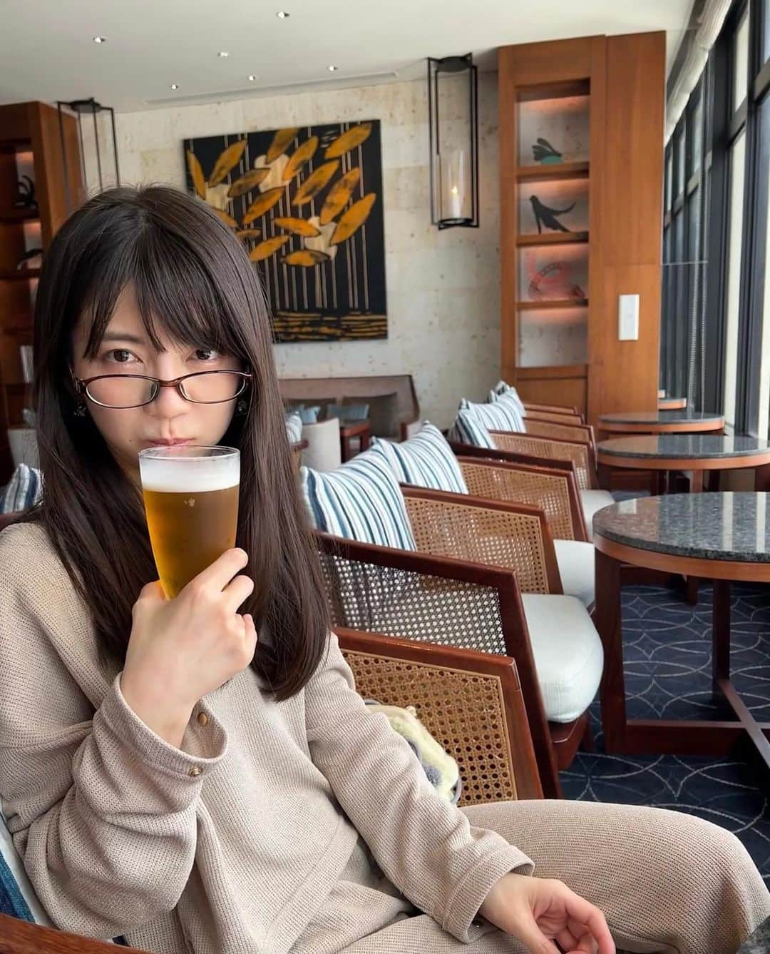 坂入みずきのインスタグラム：「女医の友人とおふ 好きなビール見つけた❤︎  2人とも病院で働きながら大学院も行って、自分が医者5年目という事実と毎週送られてくる内科専門医のカウントダウンに怯えながら走り続けてる戦友。  #okinawa  #japan #japantravel #ikyu_travel」