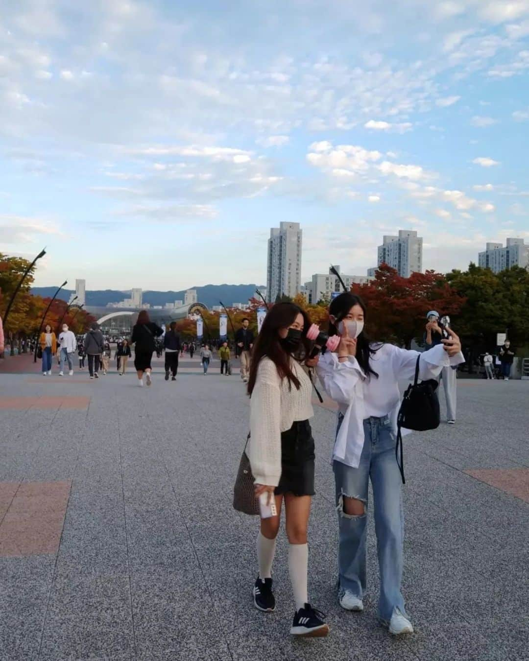 イ・レのインスタグラム：「#블핑콘서트 #이레 #갈소원 #친구와함께👭 #만나면행복한 #신나는토요일🎶 #신나다아아아앙🤗✌🏻 #블랙핑크콘서트 #감사감사감사💕💐😘」