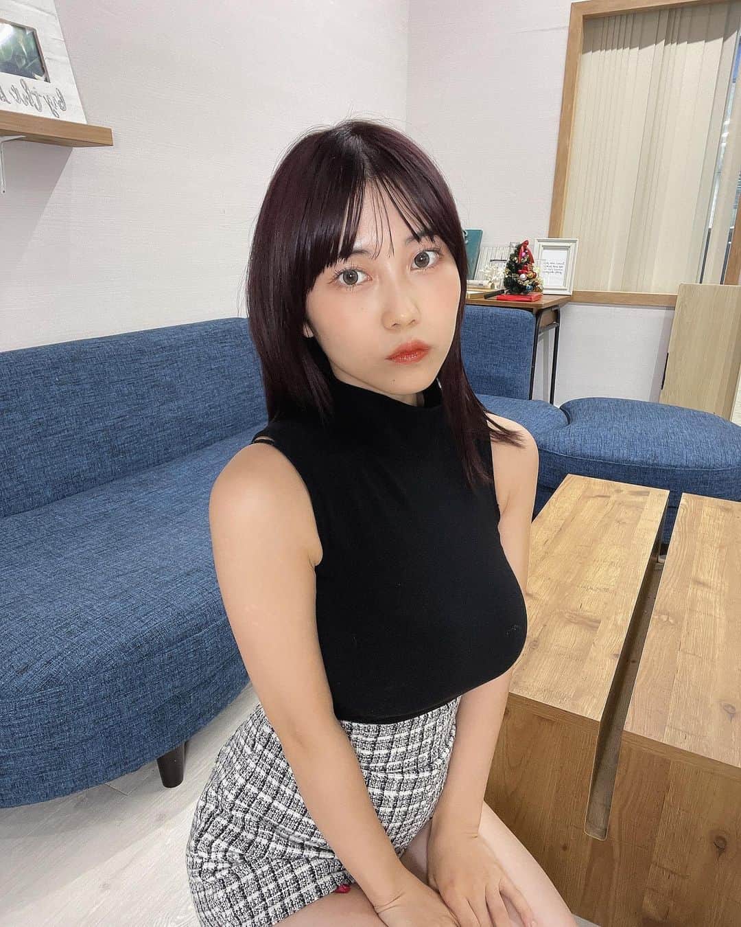 伊織いおさんのインスタグラム写真 - (伊織いおInstagram)「たまにはこういう私服も、ね🖤 すき？ . . . . #グラビア
