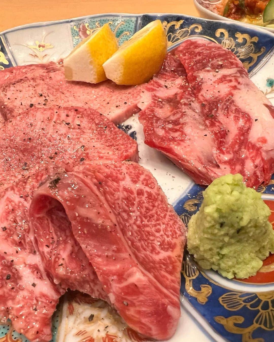 古河由衣さんのインスタグラム写真 - (古河由衣Instagram)「日本に帰国してお米とお肉が恋しくて🍚🍖 打ち上げで早速焼き肉に連れてきてもらいました💗  @kanetora_kobebeef  稀少なメスの神戸牛さんを丸々一頭買い取ってるとのことで とても新鮮で美味しいお肉を出してもらえました🥹✨  特にユッケ、、最高においしくいただきました🥚🥩  店員さんもおちゃめな方ばかりで、 暖かいお店なので常連さんになりたくなった😘🤲 すごく美味しいのにお値段は抑えてくれてるの！！ みんなも是非行ってみてね✨  PR @kanetora_kobebeef #新宿焼肉 #新宿ディナー #新宿グルメ #神戸牛 #神戸牛焼肉 #東京焼肉 #神戸焼肉金虎 #高田馬場グルメ」10月16日 19時19分 - furuyuistagram