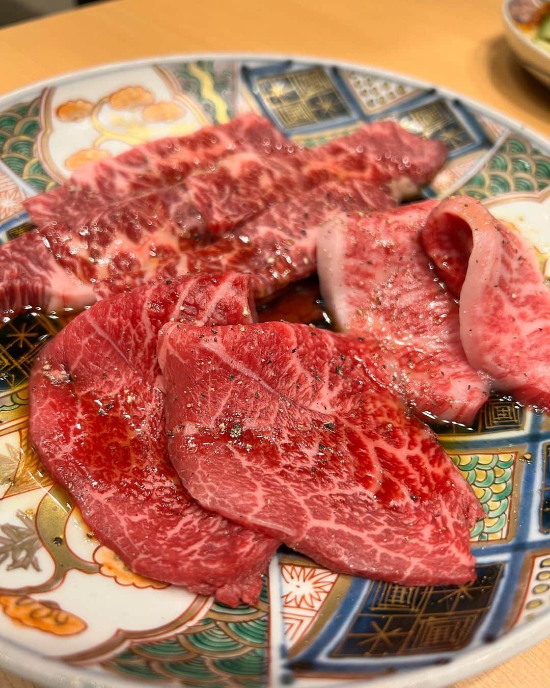 古河由衣さんのインスタグラム写真 - (古河由衣Instagram)「日本に帰国してお米とお肉が恋しくて🍚🍖 打ち上げで早速焼き肉に連れてきてもらいました💗  @kanetora_kobebeef  稀少なメスの神戸牛さんを丸々一頭買い取ってるとのことで とても新鮮で美味しいお肉を出してもらえました🥹✨  特にユッケ、、最高においしくいただきました🥚🥩  店員さんもおちゃめな方ばかりで、 暖かいお店なので常連さんになりたくなった😘🤲 すごく美味しいのにお値段は抑えてくれてるの！！ みんなも是非行ってみてね✨  PR @kanetora_kobebeef #新宿焼肉 #新宿ディナー #新宿グルメ #神戸牛 #神戸牛焼肉 #東京焼肉 #神戸焼肉金虎 #高田馬場グルメ」10月16日 19時19分 - furuyuistagram