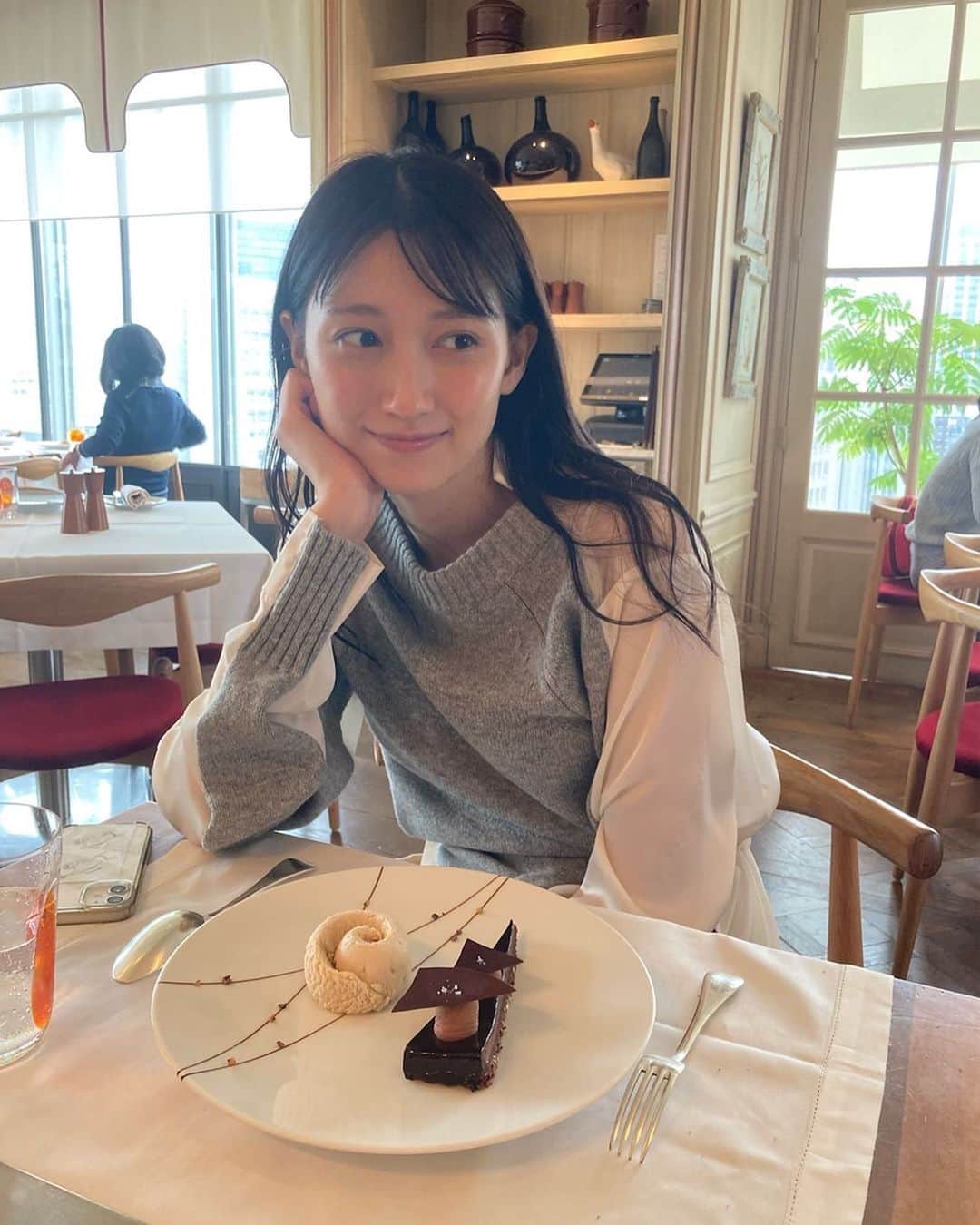 大野いとのインスタグラム：「ご馳走さまでした🧁 #チョコレートケーキ」