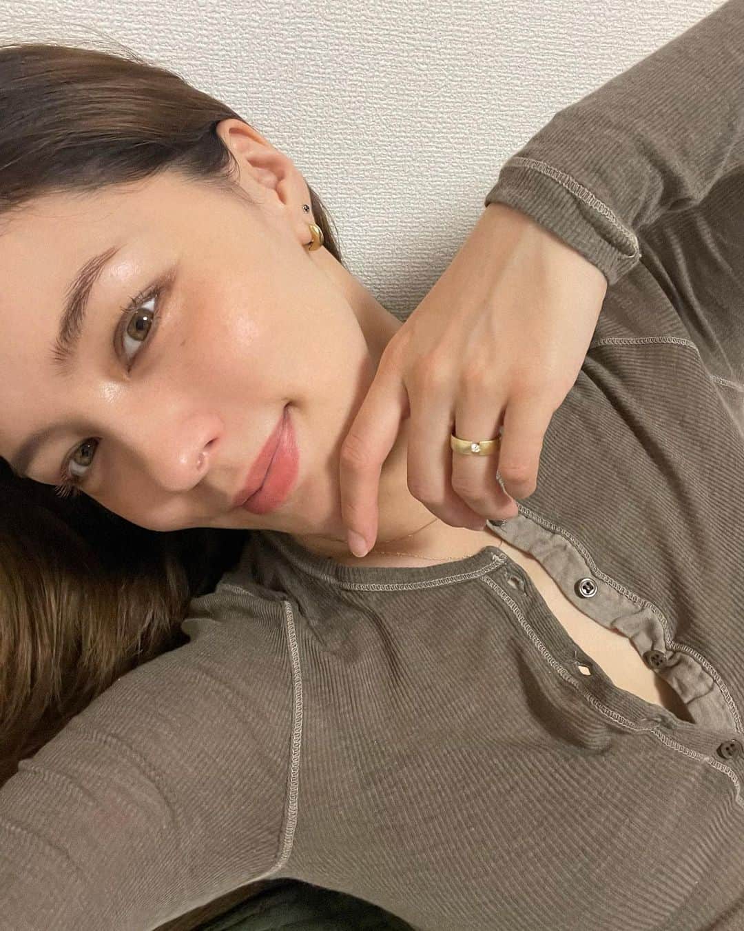 ステファニーのインスタグラム：「💍✨✨ 先日オーダーメイドで作って頂いたacredoのリングが、 ついに完成しました〜！！ 女性らしさだけじゃなく、ちょっぴりメンズっぽさも欲しくリッチな太めのリングにダイヤにしてみました。 以前に投稿した時に伝えていたように、素材やデザインなど細かい部分一つ一つを自分で一から決められるという、 贅沢なリング。 もちろん質も素晴らしいです。 ずーっと大切にできる宝物ができました。 アクレードさん、ありがとうございました！！ #love #fashion #ring #acredo #オーダーメイドリング #アクレード」