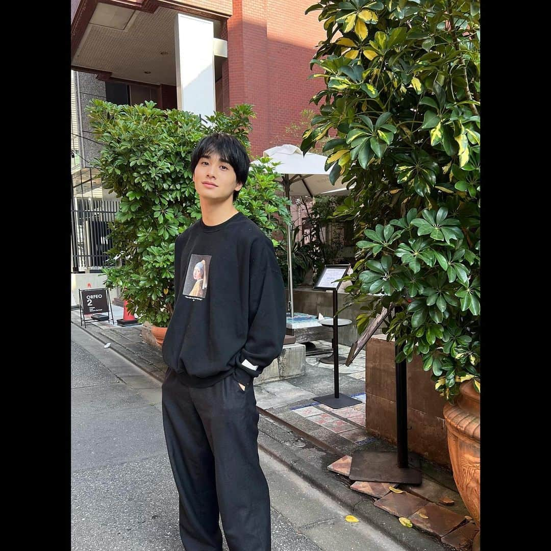 黒田昊夢のインスタグラム：「みんなもう長袖着てますか？ ずっと着たかったトレーナー🤓  そういえば この間ずっと行ってみたかった 眉毛サロンに行ってきましたー！ 眉毛の色に合わせて髪を黒染めしてたけど 今後地毛に戻そうと思います🥸 毛抜き楽しかった！  @une_fleur_nana  @une_fleur_eyebrow」