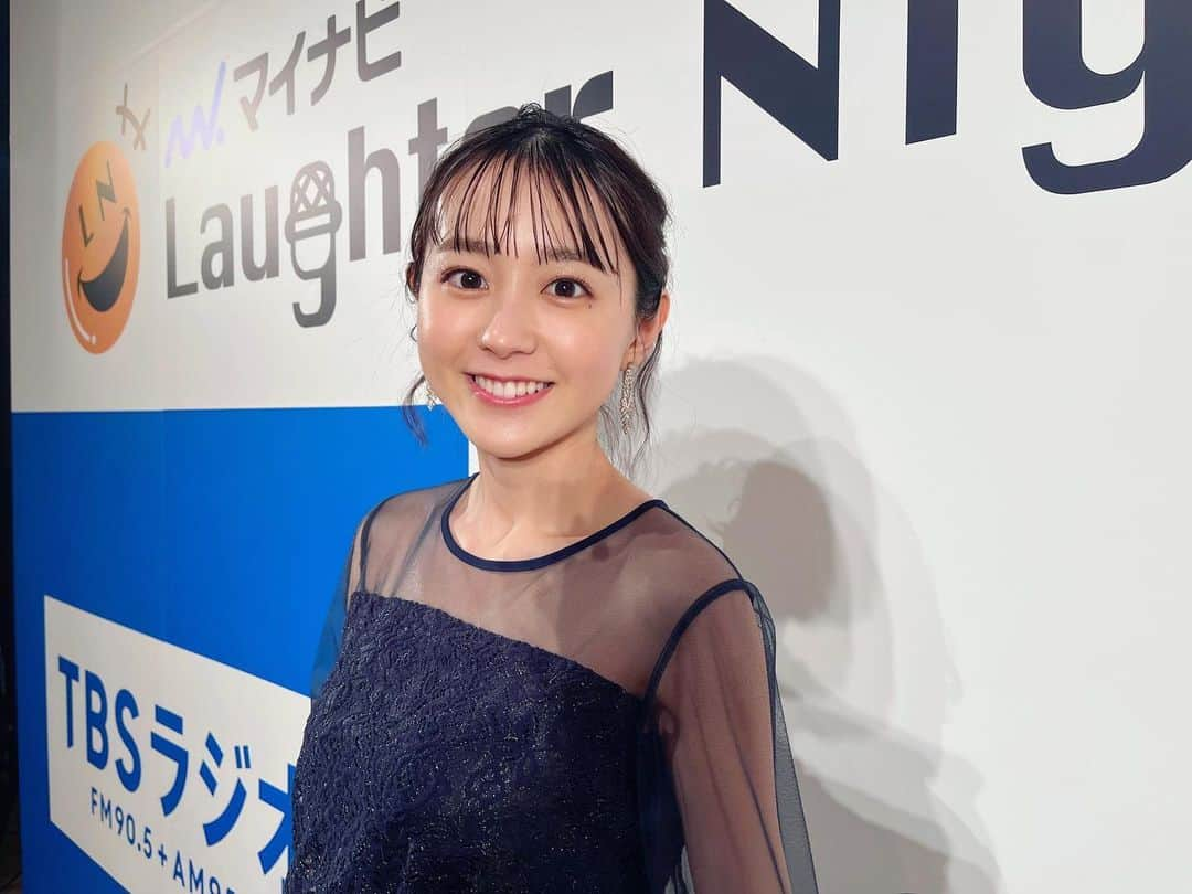 若林有子のインスタグラム：「昨日は「マイナビラフターナイト」年に1度のチャンピオンLIVEでした👑  山里さんの隣に立たせていただくのも3年目。 それぞれのネタも、全組集まった時のトークも、超大盛り上がりの最高のライブとなりました！！  そして、優勝したサスペンダーズのお2人は、明日のラヴィット！に出演予定🐰 豪華な特典うれしいな〜ぜひご覧ください😊  配信のアーカイブはチケットぴあからお求めいただけるので、こちらもぜひ🎫🙆‍♀️  #年に一度の #チャンピオンライブ #いつもよりおめかし  #マイナビラフターナイト #ラフターナイト #laughternight  #お笑い  #若林有子 #アナウンサー」