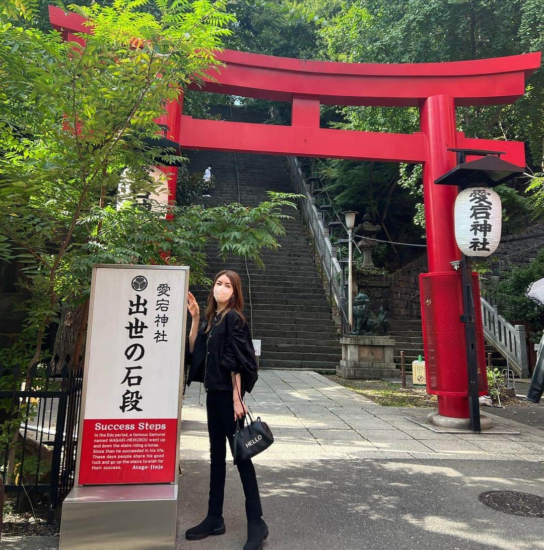のインスタグラム：「10代からの悪友と愛宕神社へ⛩ 悪友からずっと誘われていた 愛宕神社。 雨や体調など色んなタイミングで2年ぐらい来れずにいましたが 本日♡愛宕神社デビュー。 出世の石段、登って参りました！ 降りる時は必ず女坂からなんですね。 詳しい悪友と行けて良かった💗  愛宕神社のおみくじ。 すごい当たるって本当ですか？  #愛宕神社 #大吉❤️  ジャケットは @riko.tokyo_official です！」