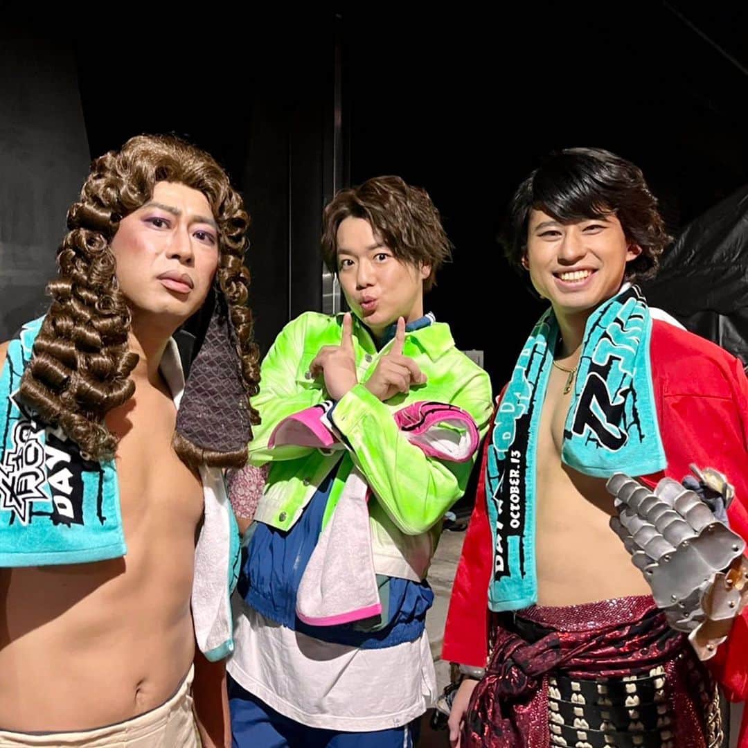 しゅうぺいのインスタグラム：「有吉の壁Break Artist Live’22🎤 最高のステージありがとうございました✨  実はこの3人みんな元サッカー部⚽️  #有吉の壁 #パンサー尾形 さん #ワタリ119 #親戚乃家 #KOUGU維新 #カールスゴーイー石井  #TOPPATHEFILECREW #EXIT #ぺこジット #ぺこXIT  #シュウペイポーズ　 #シュウペイ軍団」