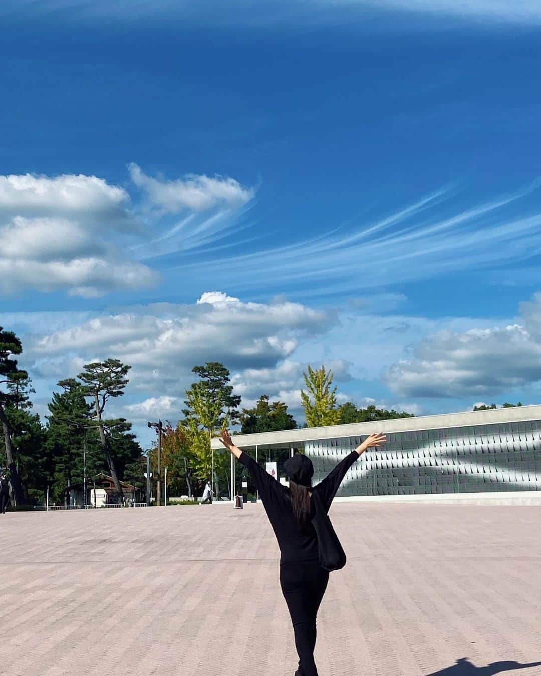 小西真奈美さんのインスタグラム写真 - (小西真奈美Instagram)「ずっと行ってみたかった京セラ美術館。  大人の遠足 part3 の続き😊  建物、展覧会、カフェ、全てが素敵でしたし、 気候やお天気に恵まれて、 めちゃくちゃ素敵な空と雲にも出会えて、 最高でした。  ずっとやってみたかった事をひとつずつ叶えていく。 "大人になって良かった"  と思うことのうちの、大きな1つです。  また明日からも、"毎日を大切にして生きていこう！" と思えるパワーを頂きました。  #美術館 #京セラ美術館 #アンディーウォーホル #快晴  #空 #雲 #遠足」10月16日 20時09分 - manami.official