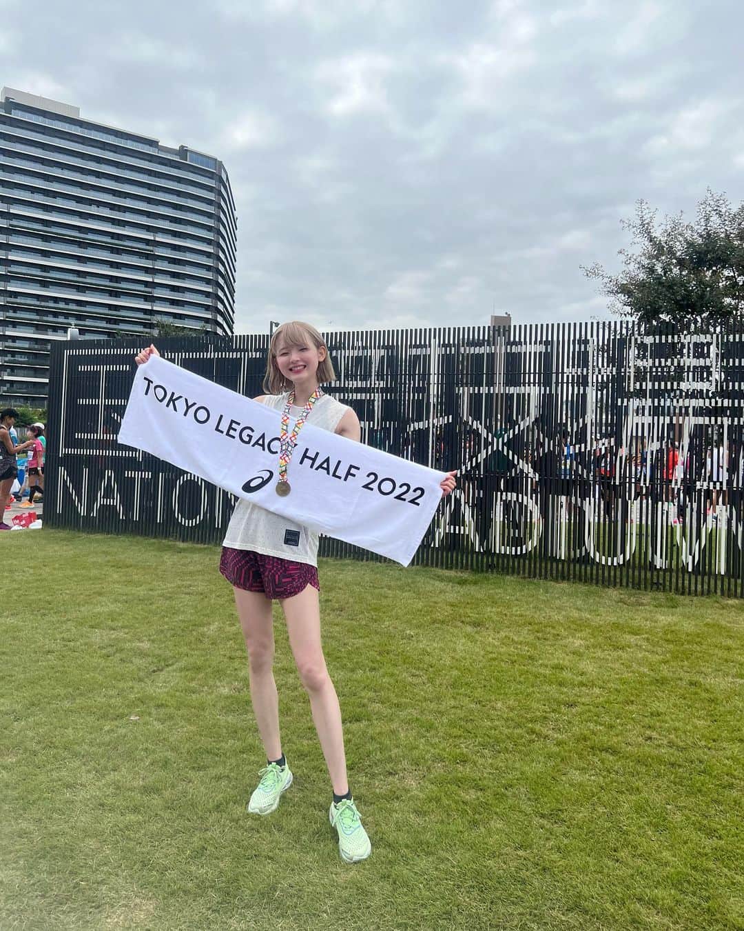 志村美希のインスタグラム：「⁡ とりあえず初めてのハーフマラソン(21.0975km)、 無事完走できたよ！のご報告😊🫶🏻 走ったことない距離で スタートするまでどっきどきだった😵‍💫🫀 ⁡ 今はYouTube今日載せたくて編集頑張ってる、、 無理だったら明日、、🥲！(保険 ⁡ #東京レガシーハーフマラソン #東京レガシーハーフマラソン2022」