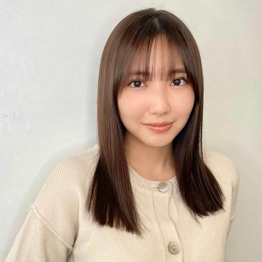 沢口愛華さんのインスタグラム写真 - (沢口愛華Instagram)「沢口日記✍️  本日は美容院へ行ってまいりました〜！  美容師さんが撮ってくれたオン沢口と マネージャーカメラにはおちゃめにふざけるオフ沢口をお届けします📸  🐧「また一歩美容に目覚める沢口であった。」  髪の毛がサラサラになってルンルンに帰っていくのでした😌✨  #沢口愛華 #マネの沢口日記 #沢口メイク中 #美容院  #サラサラヘアー」10月16日 20時20分 - sawaguchi_aika_official